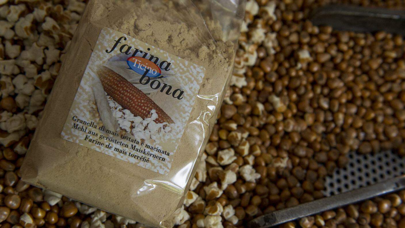 TiPress_Nella foto una confezione di Farina Bona posta sopra al mais appena tostato.