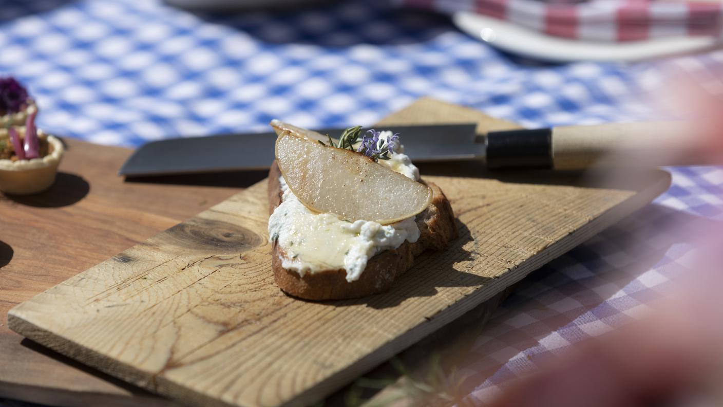 Crostoni con ricotta alle erbe spontanee e pere al miele