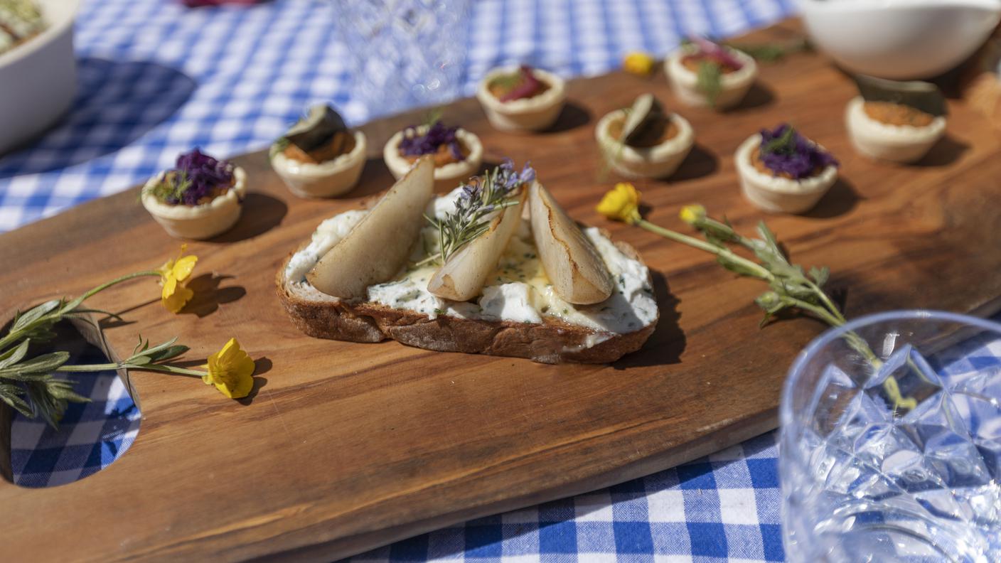 Crostoni con ricotta alle erbe spontanee e pere al miele