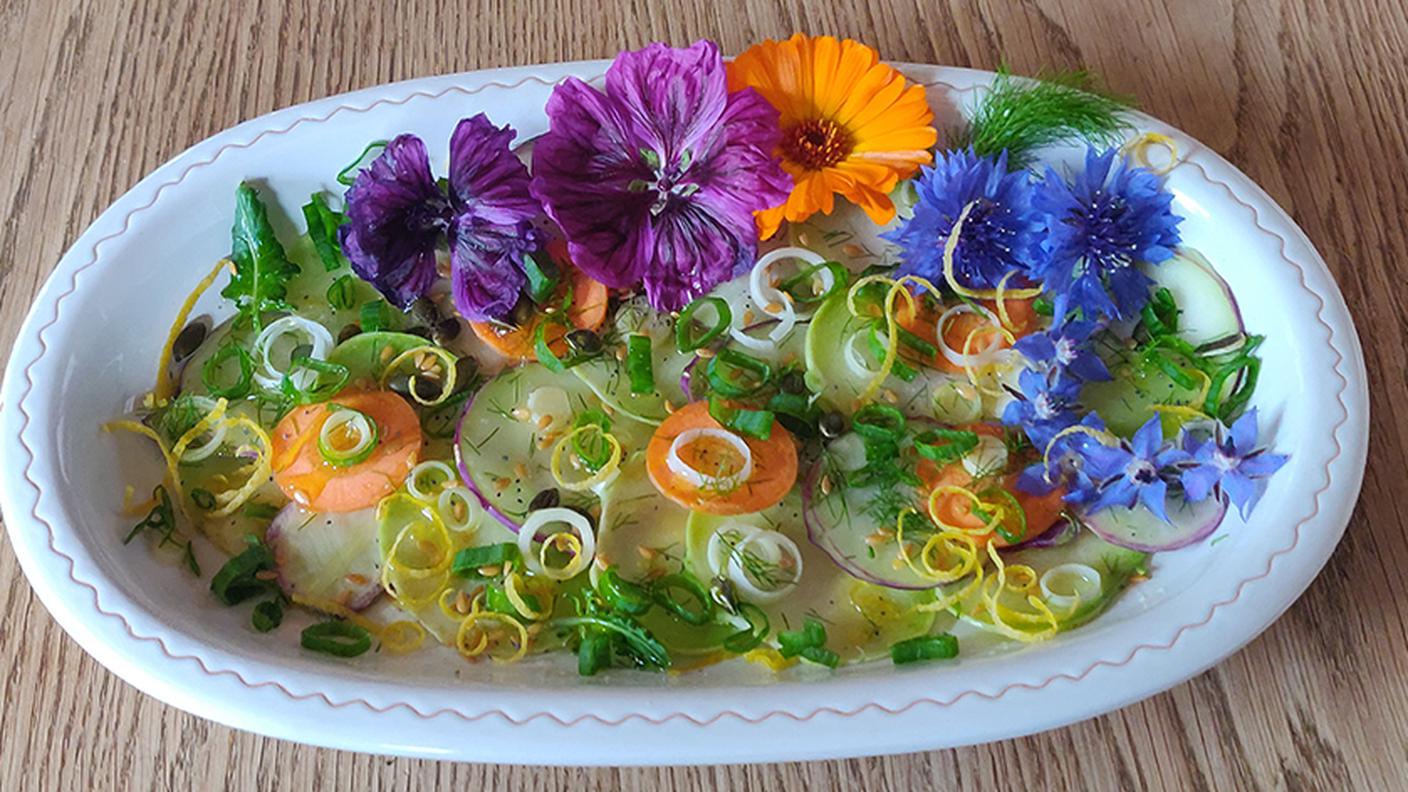 Carpaccio di cavolo rapa fiorito