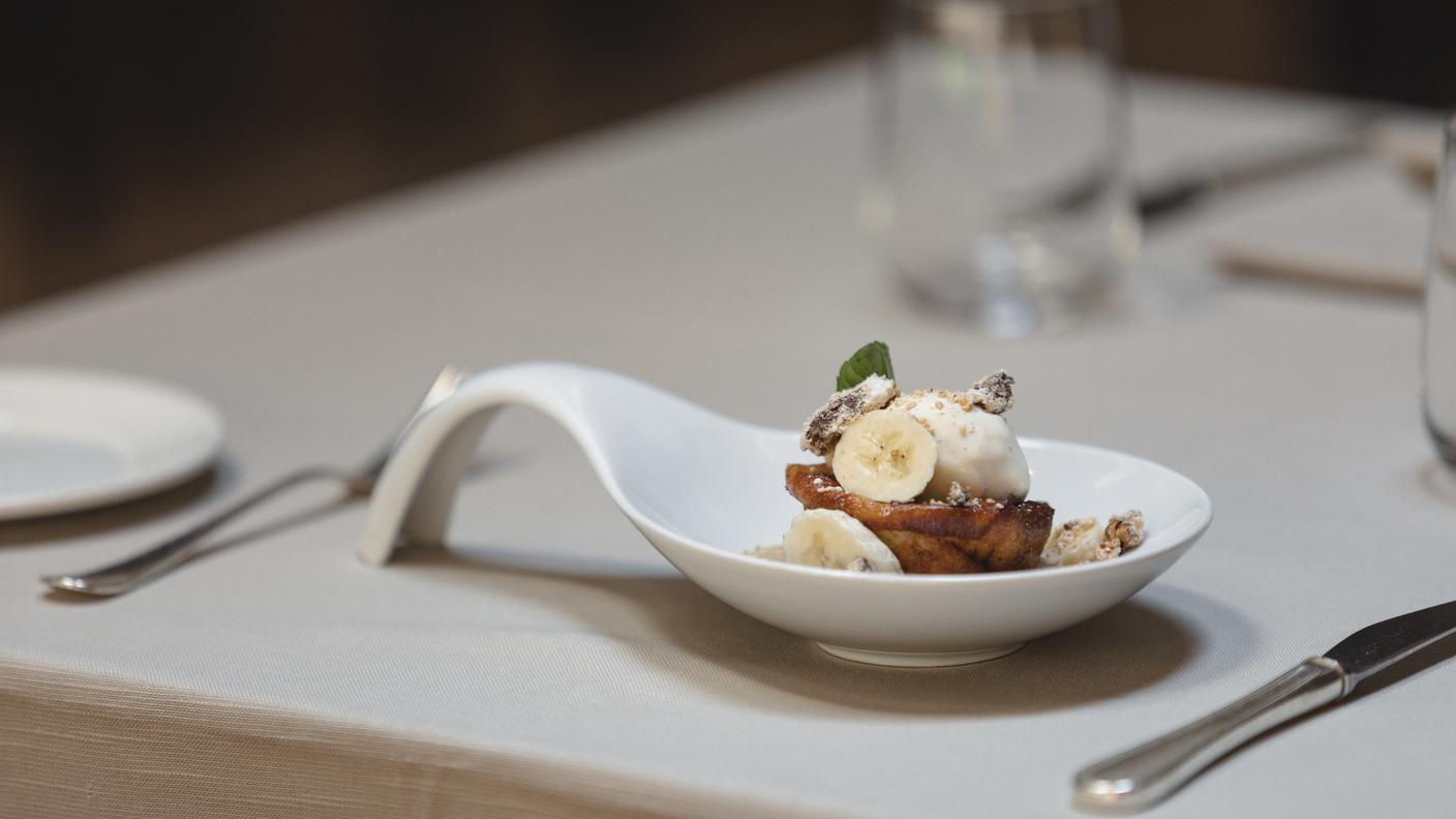 Banana fosters bread pudding: budino di pane con noci pecan candite