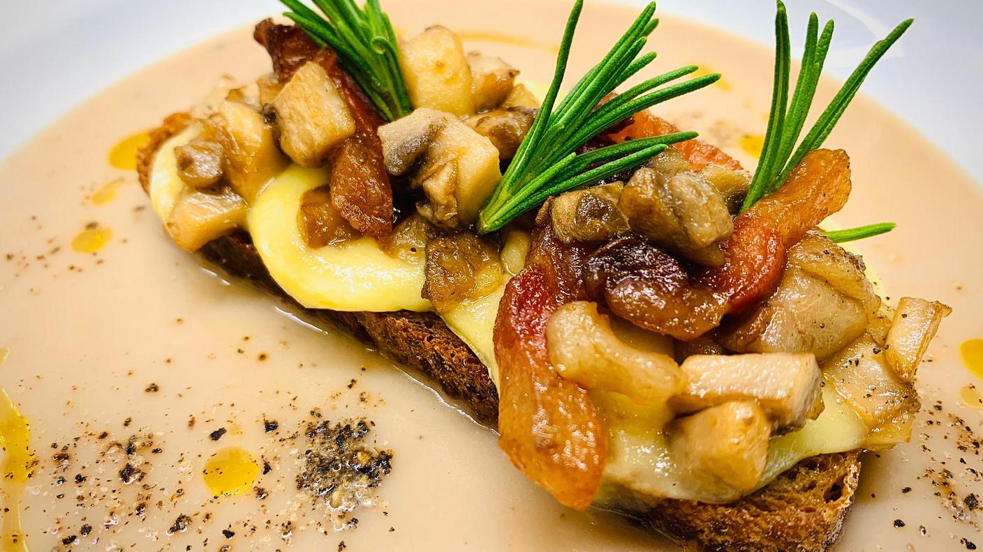 Zuppa di castagne, pancetta e funghi con il suo crostone .JPG