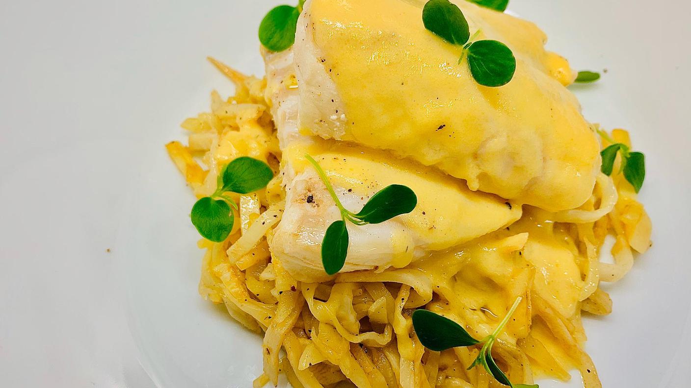 Merluzzo in salsa sidro con pastinaca e sedano rapa al miele