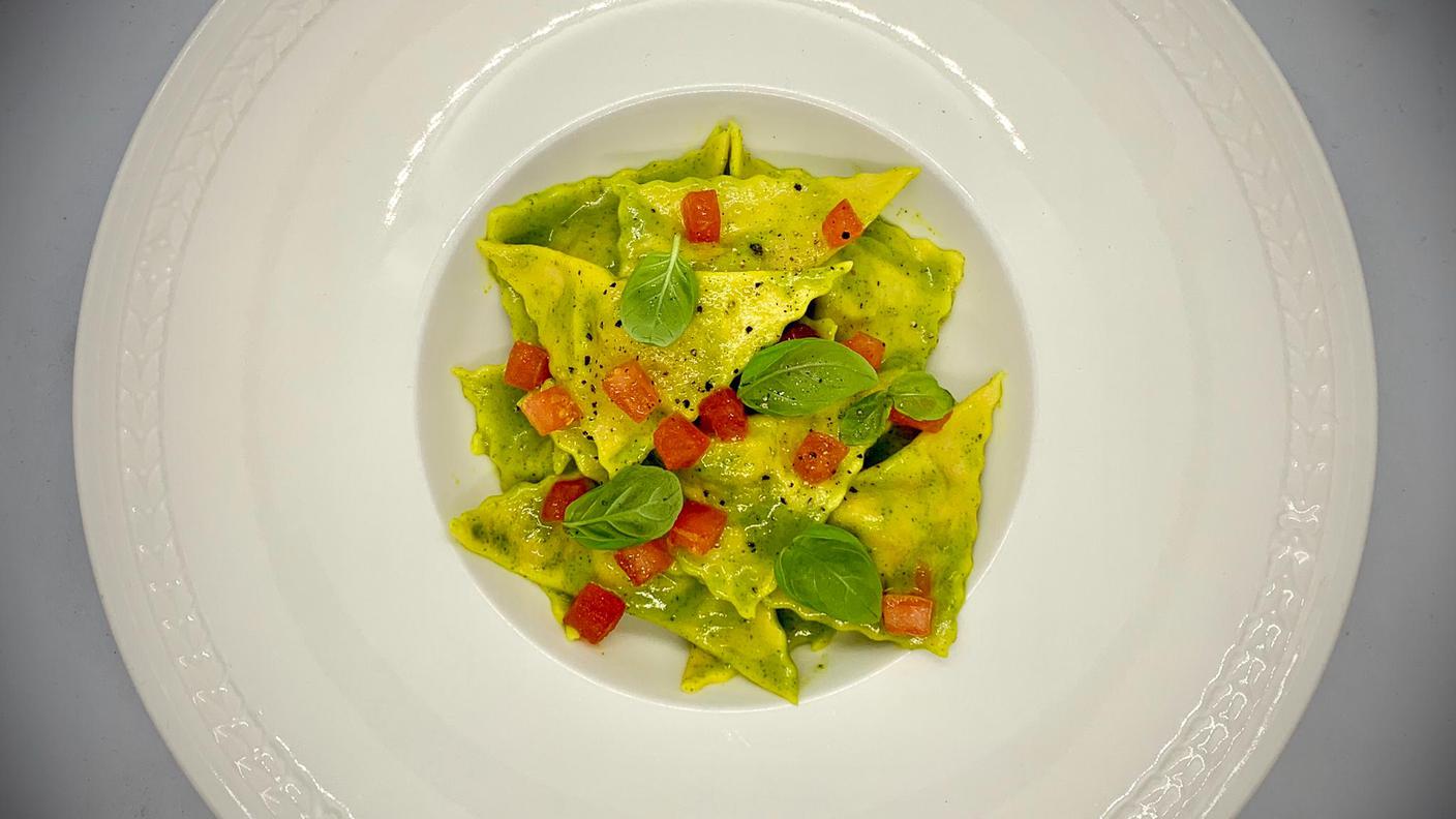 Pansotti di patate e olive taggiasche in crema di basilico e dadolata di pomodoro marinato