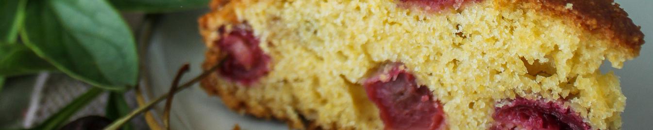 Torta di farina di mais con ciliegie