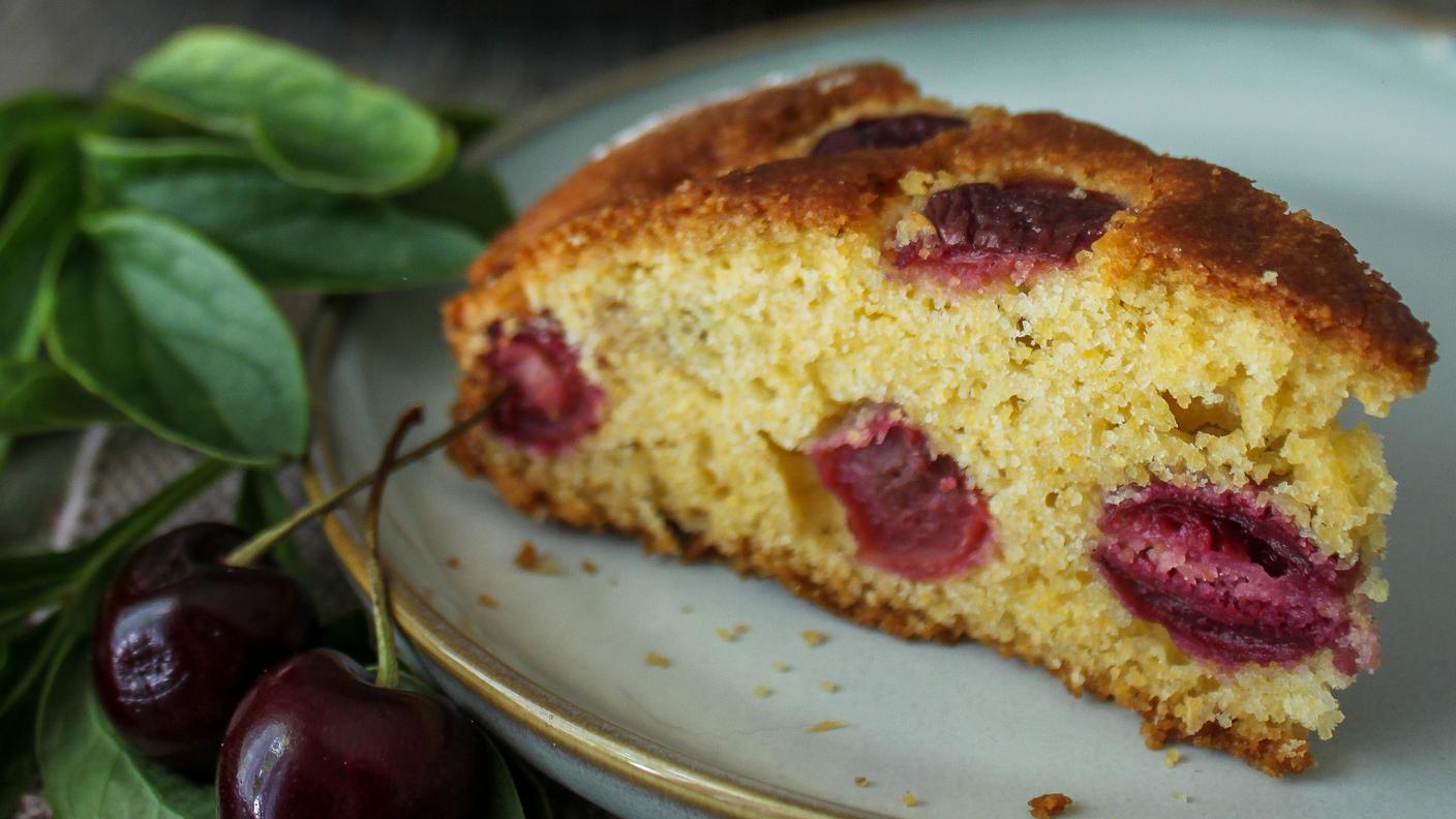 Torta di farina di mais con ciliegie