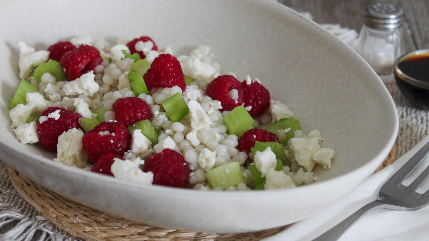 Couscous con lamponi, feta e sedano