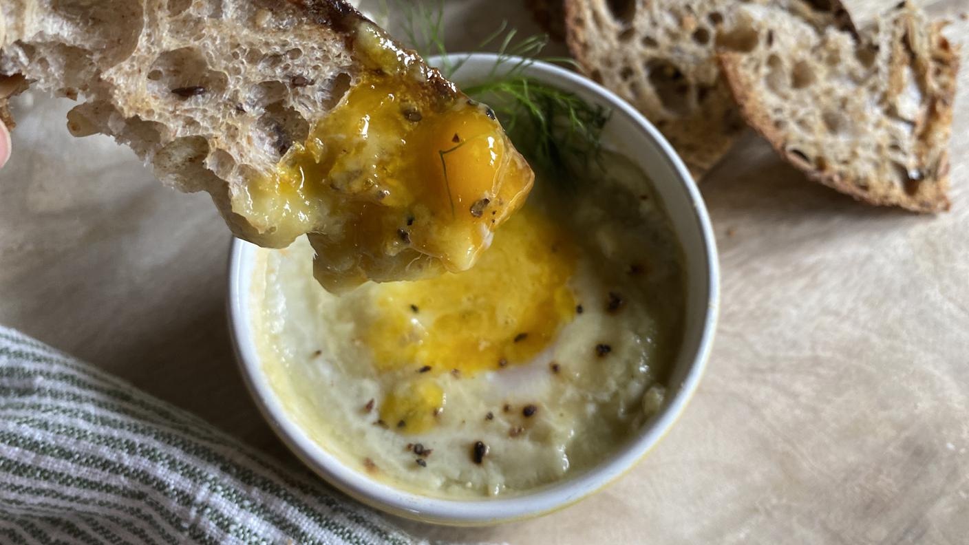 Ovetto colante affogato con porri e champignon 