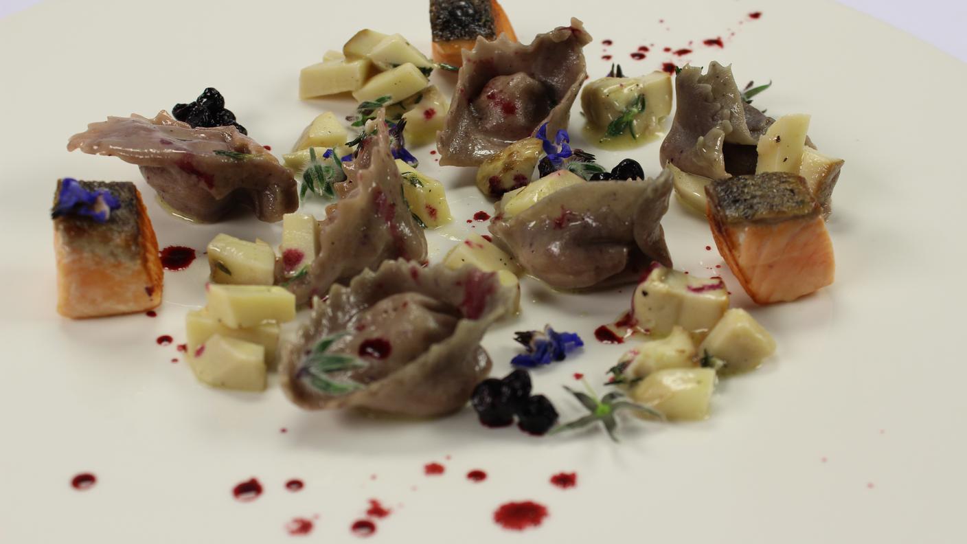 i colori: pasta ai mirtilli, caprino e salmerino