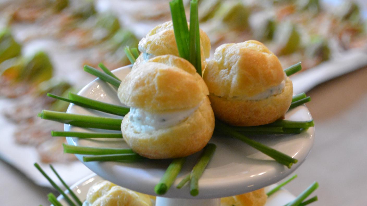 Aperitivo: profiterole al formaggio di capra e fiori di zucchine