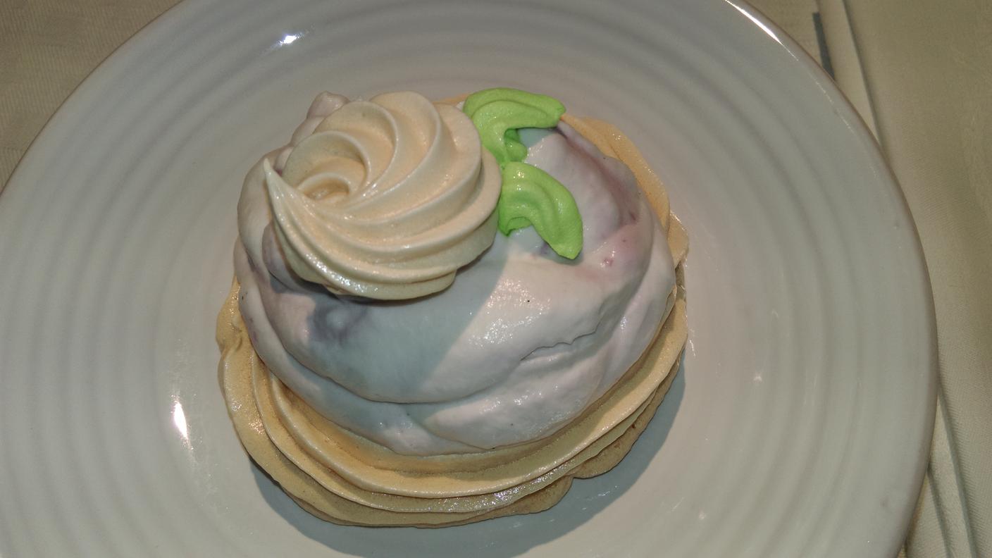 Dessert: meringhe con crema ai mirtilli