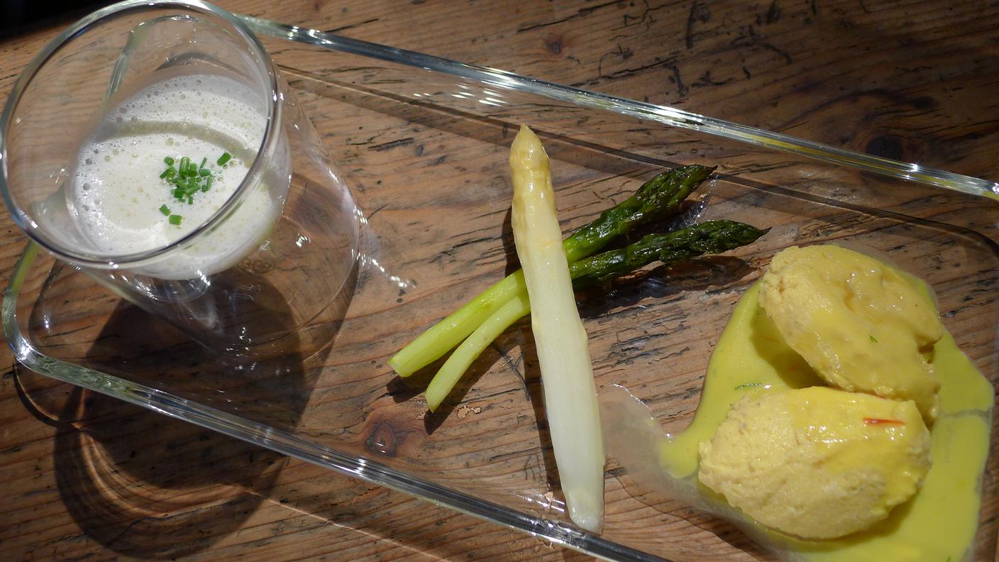 Antipasto: polpette di luccio con salsa allo zafferano e asparagi verdi di Flaach