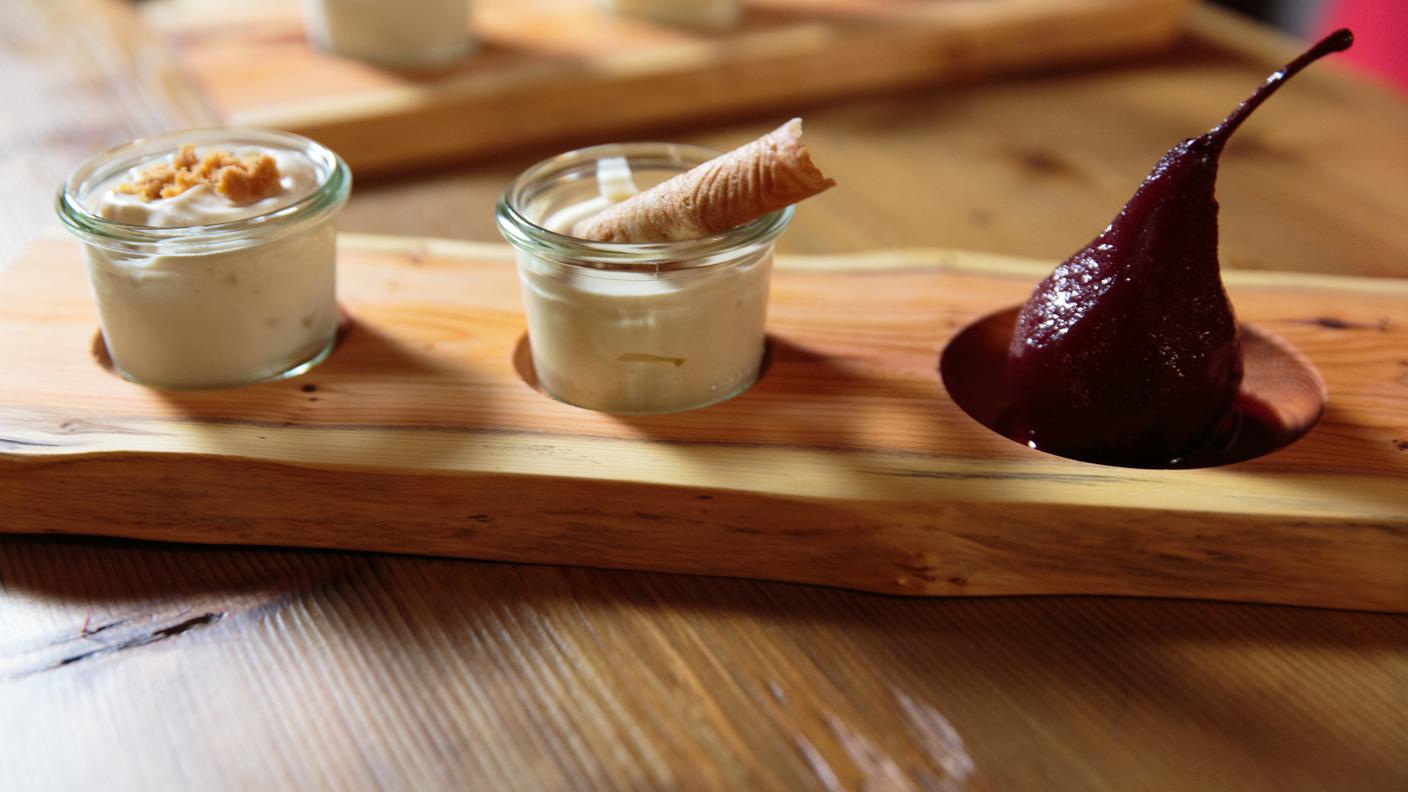 Dessert: gelato doppia crema al caramello soffice di Alessandra con pere al vino rosso