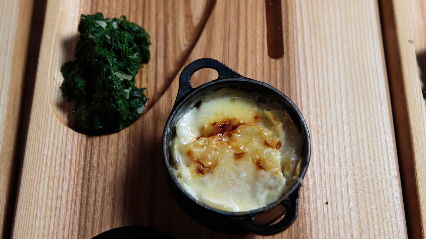 Piatto principale: noce di cervo con salsa ai germogli di pino e spinacini selvatici dei monti con gratin di patate al formaggio di Etivaz