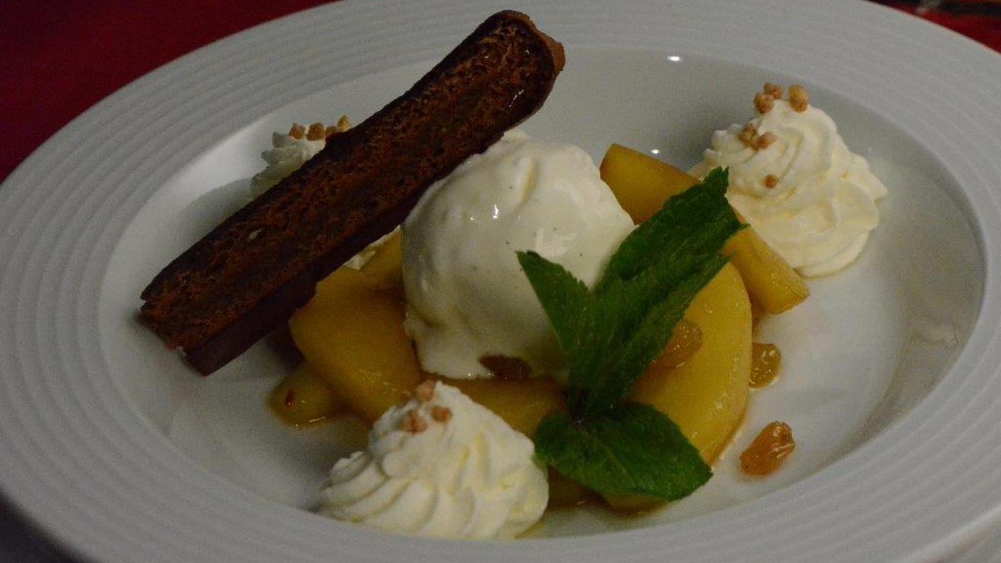 Dessert di Sepp Dähler: Mele caramellate con gelato alla panna acida 