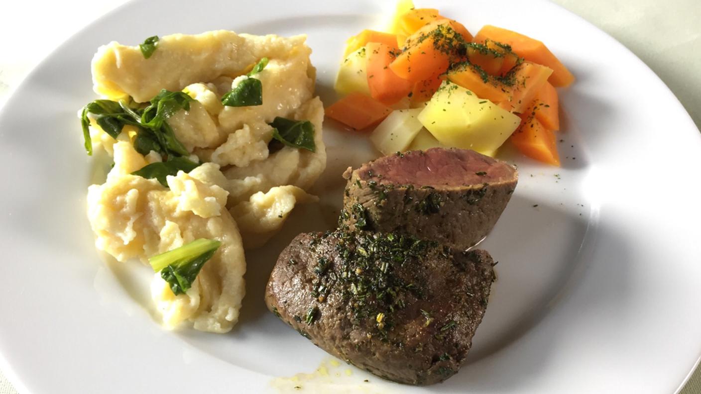 Piatto principale di Gieri Derungs: Sella di capriolo e pizzoccheri con bietole e carote