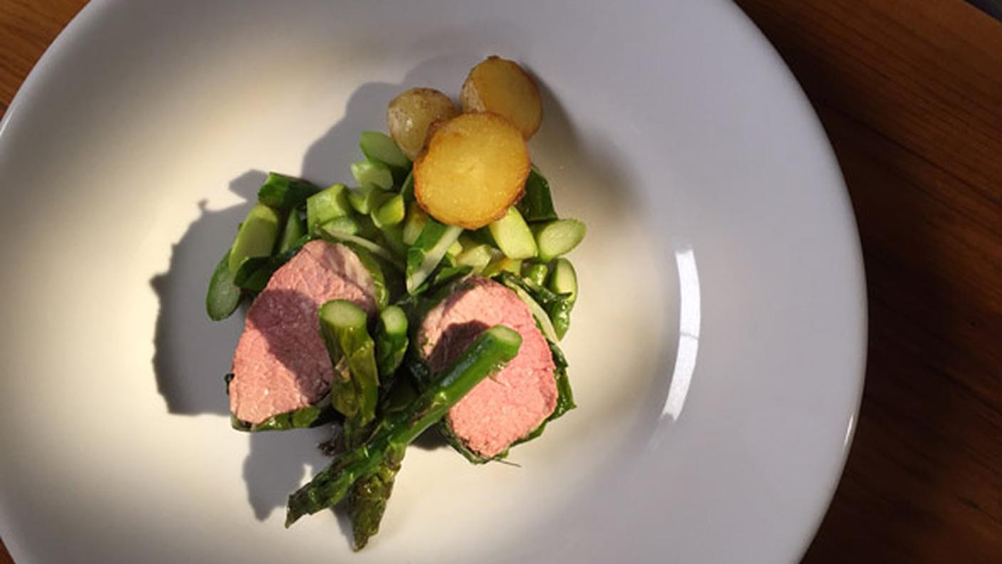Piatto principale di Martin Jenni: Filetto di agnello avvolto in foglie di coste con patate novelle e asparagi verdi in salsa di acetosella