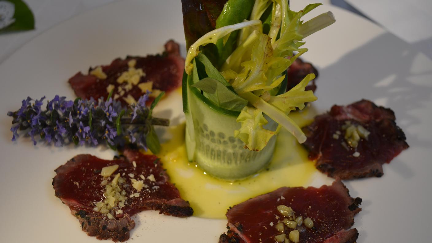 Carpaccio di cervo con insalata