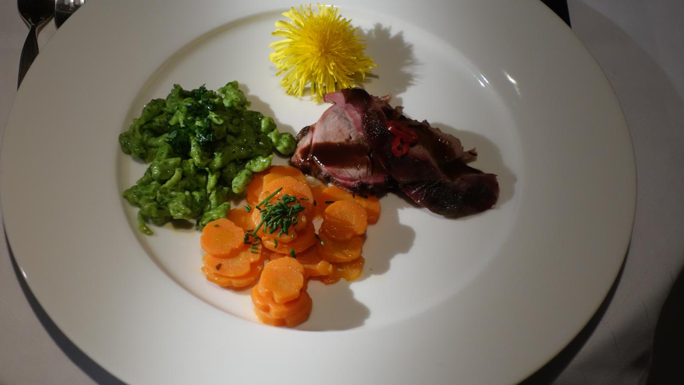 Cosciotto di capretto con gnocchetti all’aglio orsino e carote