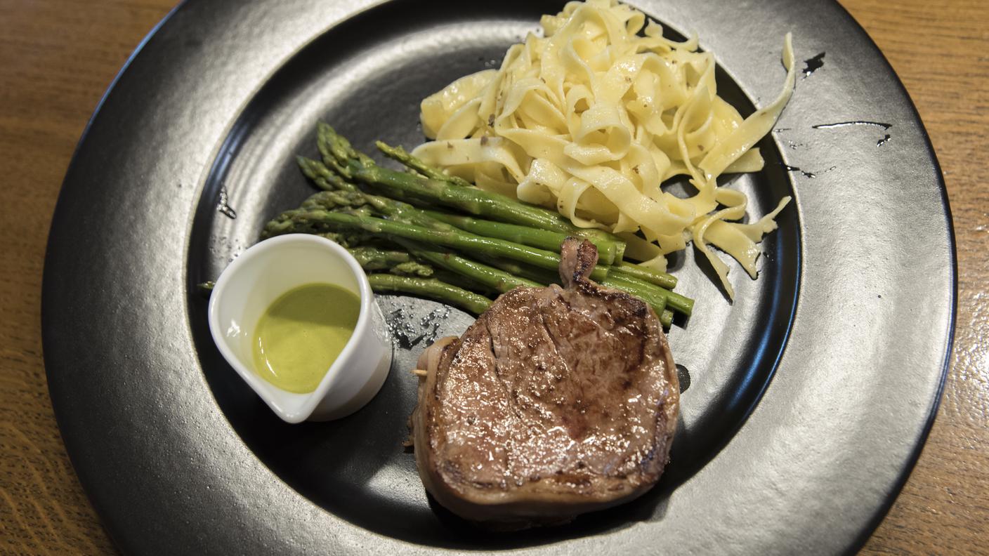 Tournedos lardellato con asparagi verdi e tagliatelle fresche al tartufo
