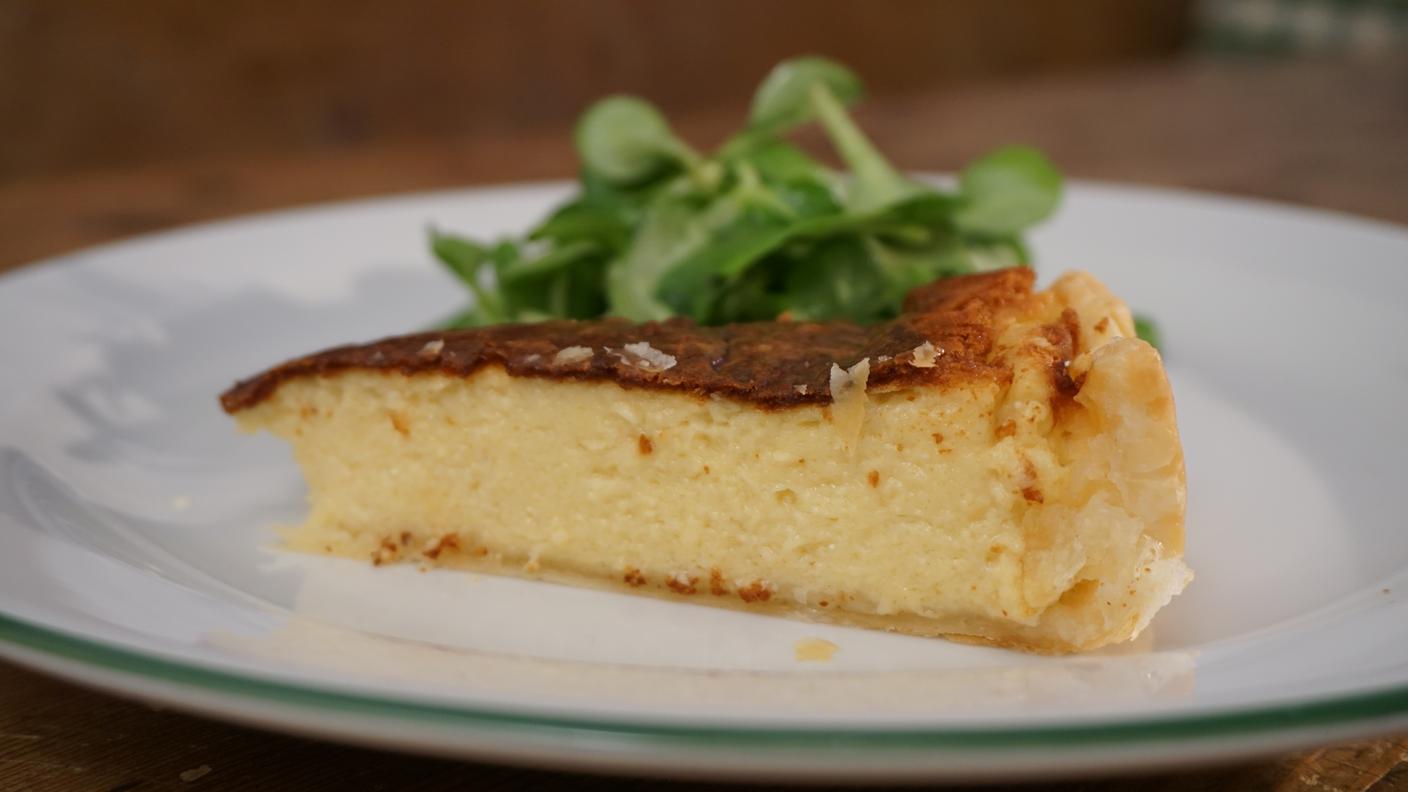Torta al formaggio con insalata di formentino
