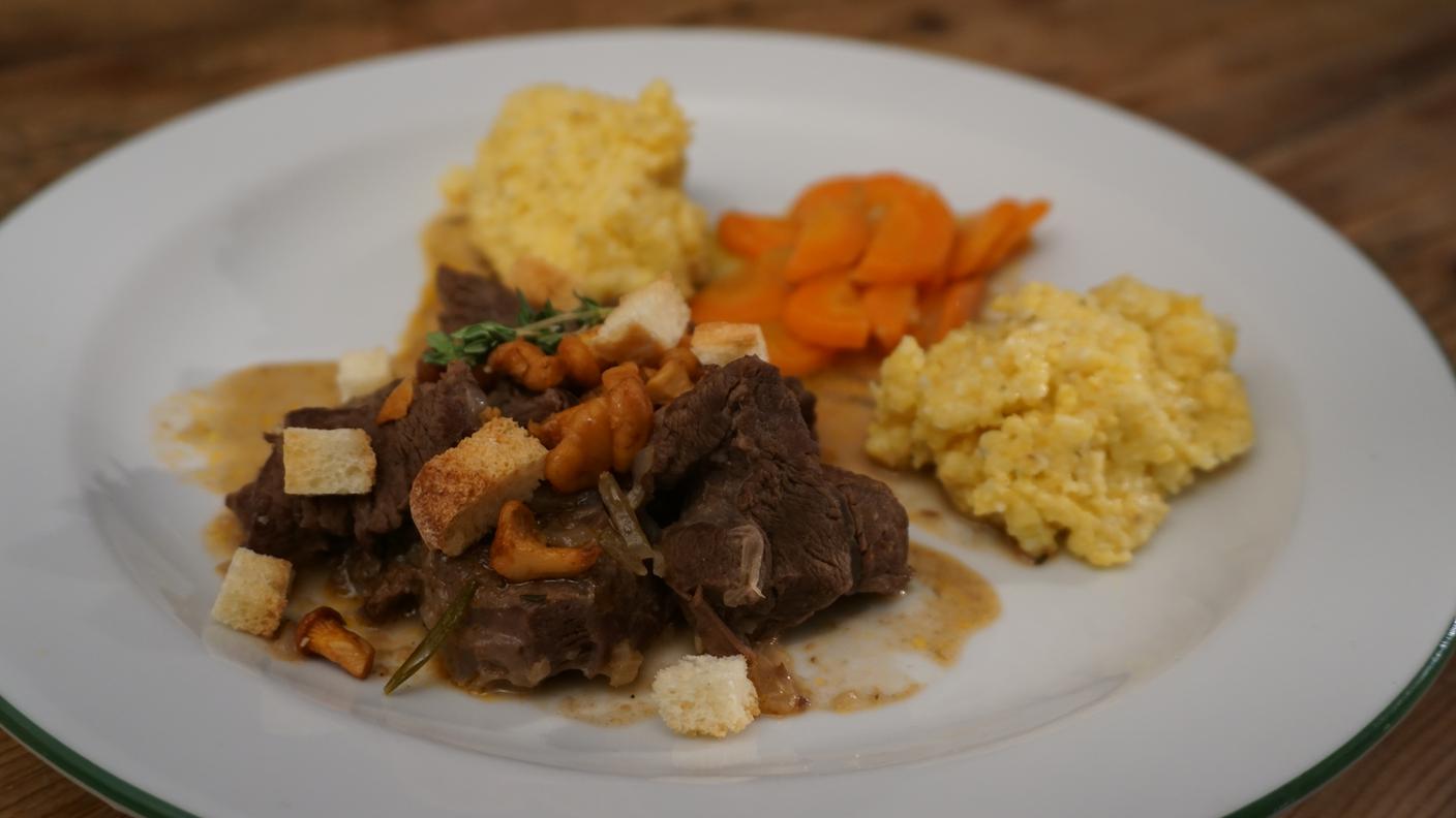 Gulash di cervo con polenta bramata e carote allo zenzero