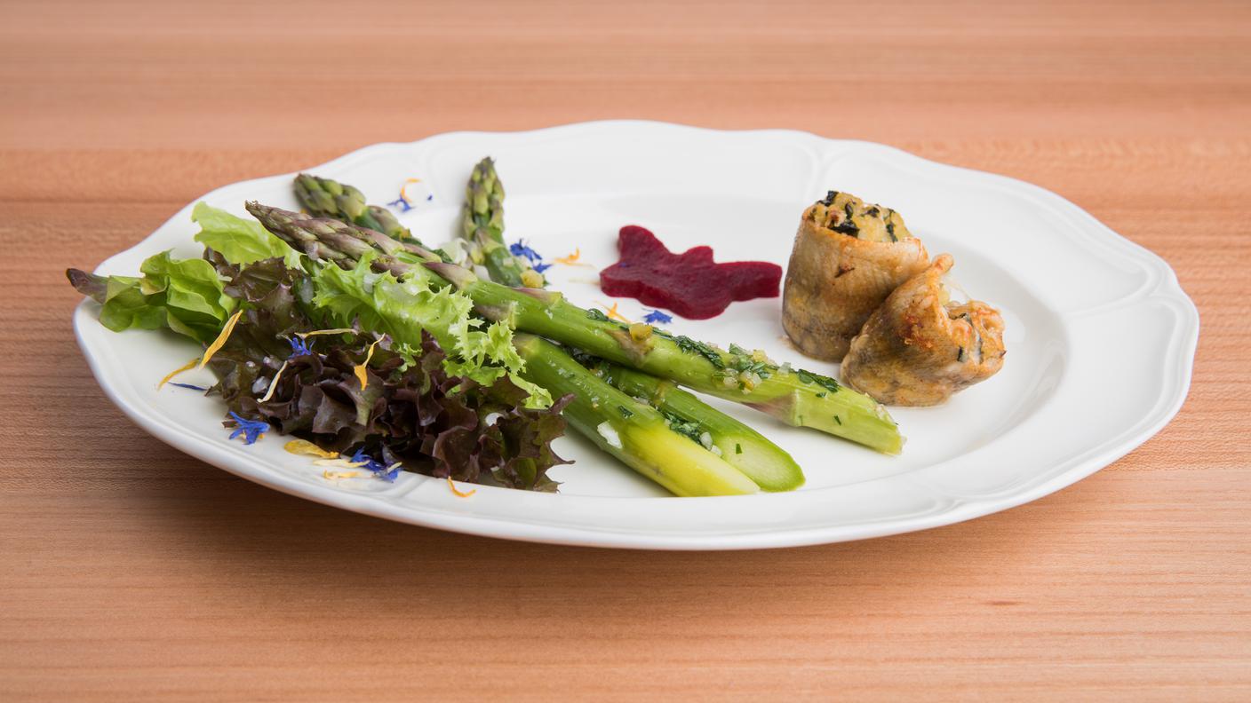 Involtini di pesce del lago di Bienne con insalata di stagione e asparagi
