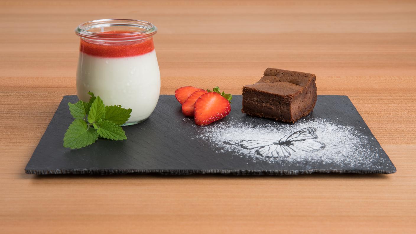 Cheesecake di cioccolato con mousse ai fiori di sambuco con salsa alle fragole