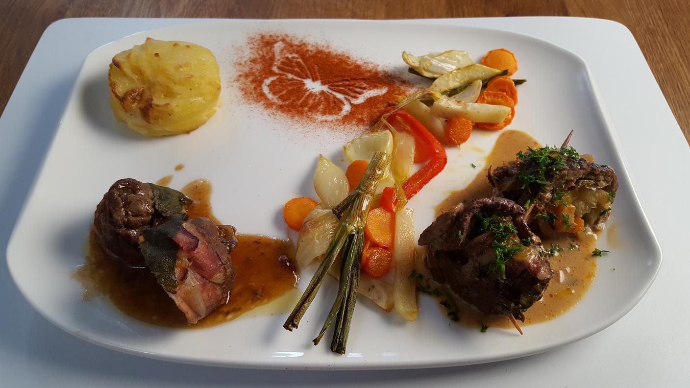 Due versioni di uccelli scapati con verdure e gratin di patate