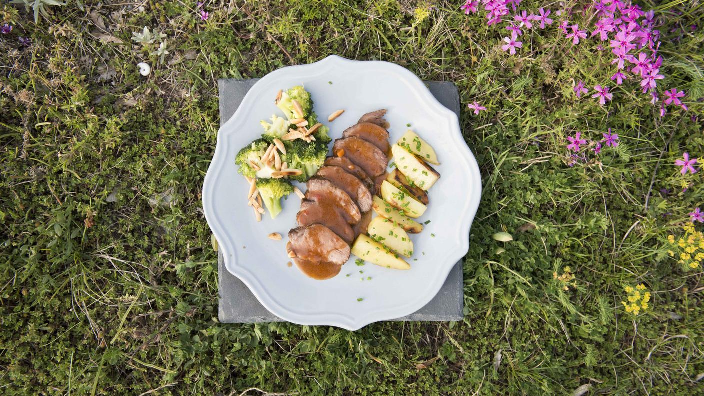 Petto di anatra in salsa agrodolce, Broccoli alle mandorle grigliate, Patate saltate all’erba cipollina