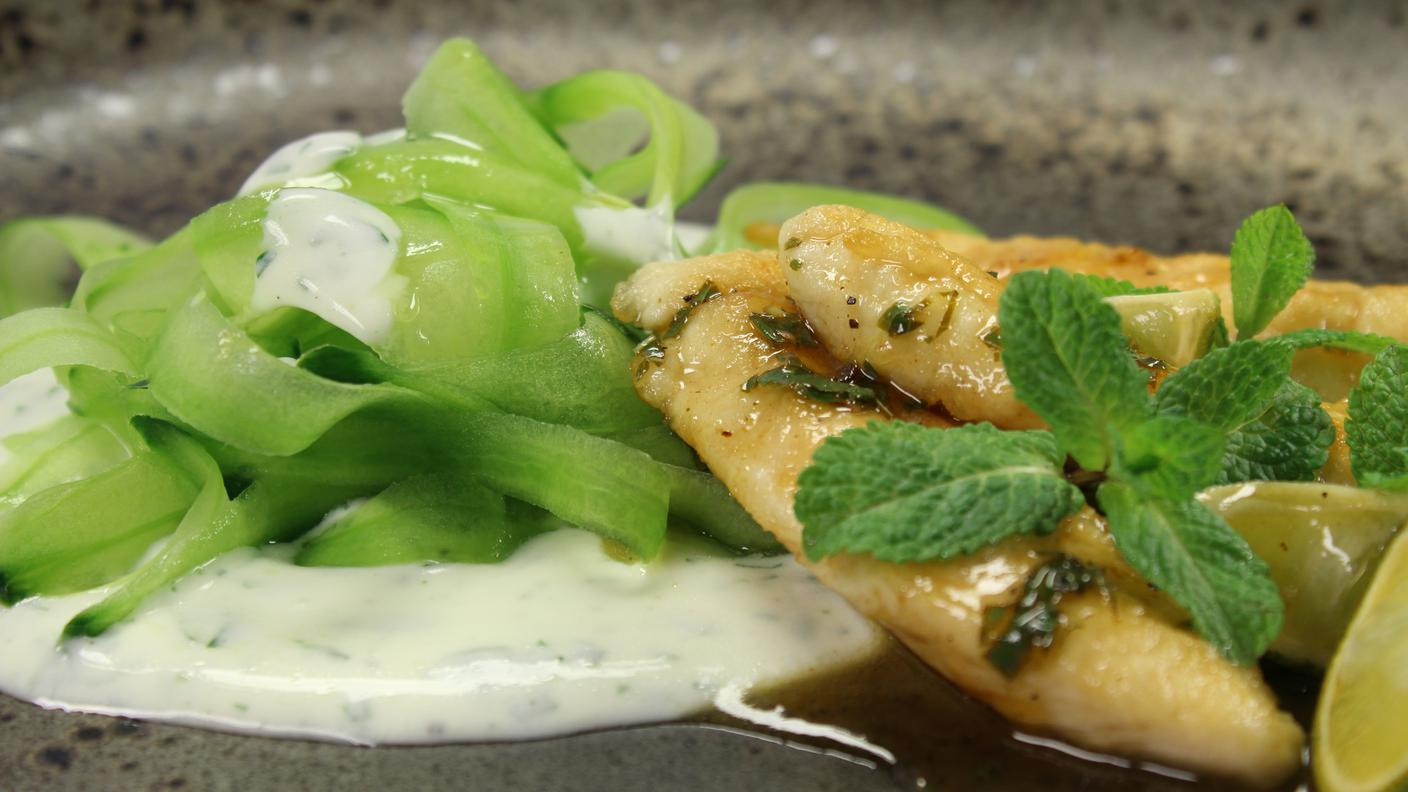 Filetti di petto di pollo al mojito con cetrioli in salsa yogurt e menta