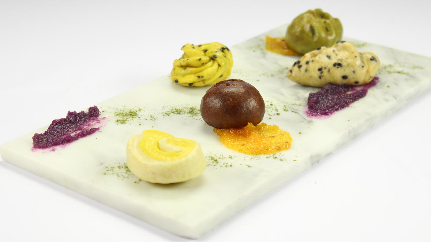 Soffici panini dolci al vapore: “Baozi” al thé matcha ripieni di fagioli bianchi, zenzero e scorza di arancia & panini rotondi al cacao con marmellata di arance, carote e anice