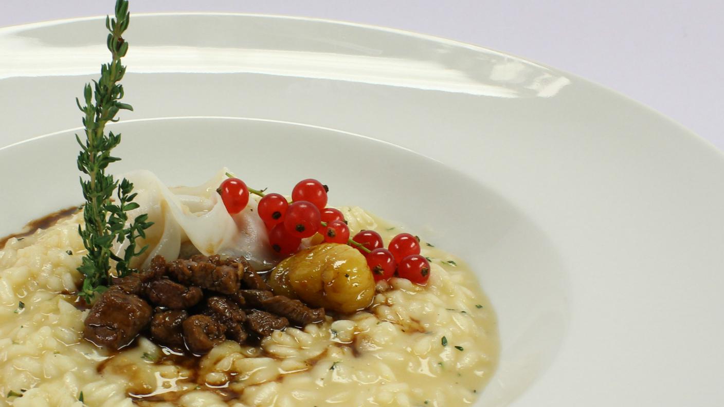 Risotto alle castagne caramellate e timo con dadolata di cervo in civet e lardo al miele