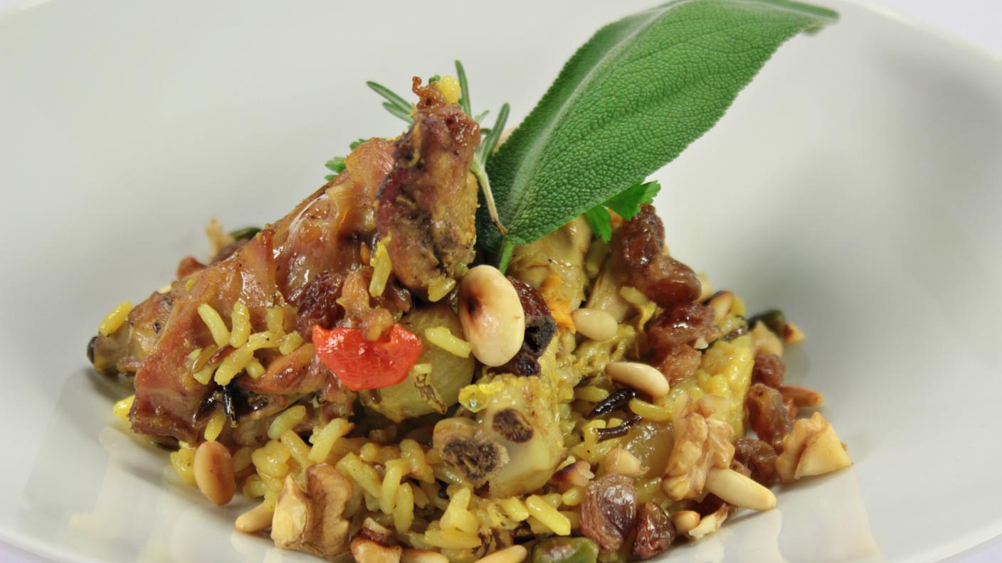 Paella di riso integrale con pollo e coniglio