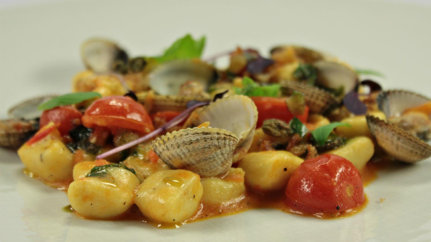 Gnocchi alle vongole, basilico e polvere di capperi