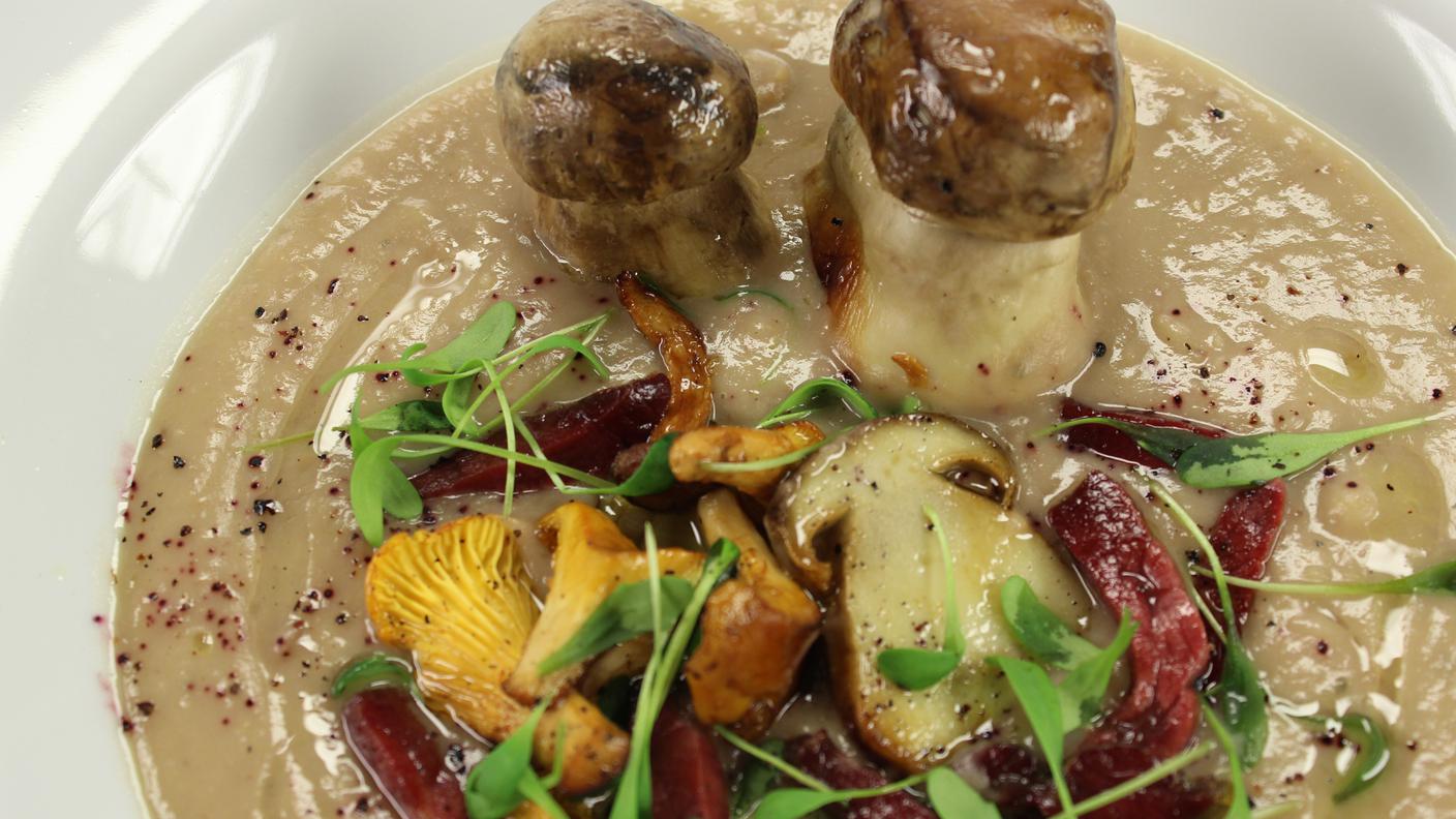Vellutata di castagne con funghi e coppa di cinghiale croccante