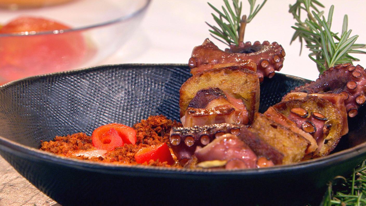 Spiedini di polpo al rosmarino e crema di peperoni al forno