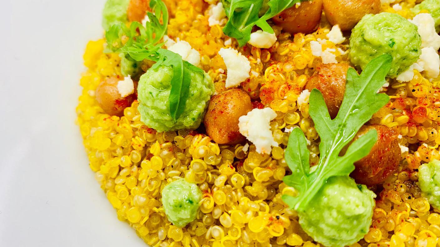 Insalata di quinoa al pesto di rucola con ceci fritti
