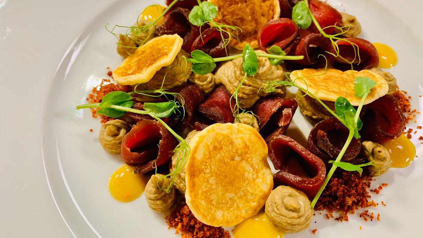 Blinis sifonati con petto d’anatra marinato e pâté di lenticchie.JPG