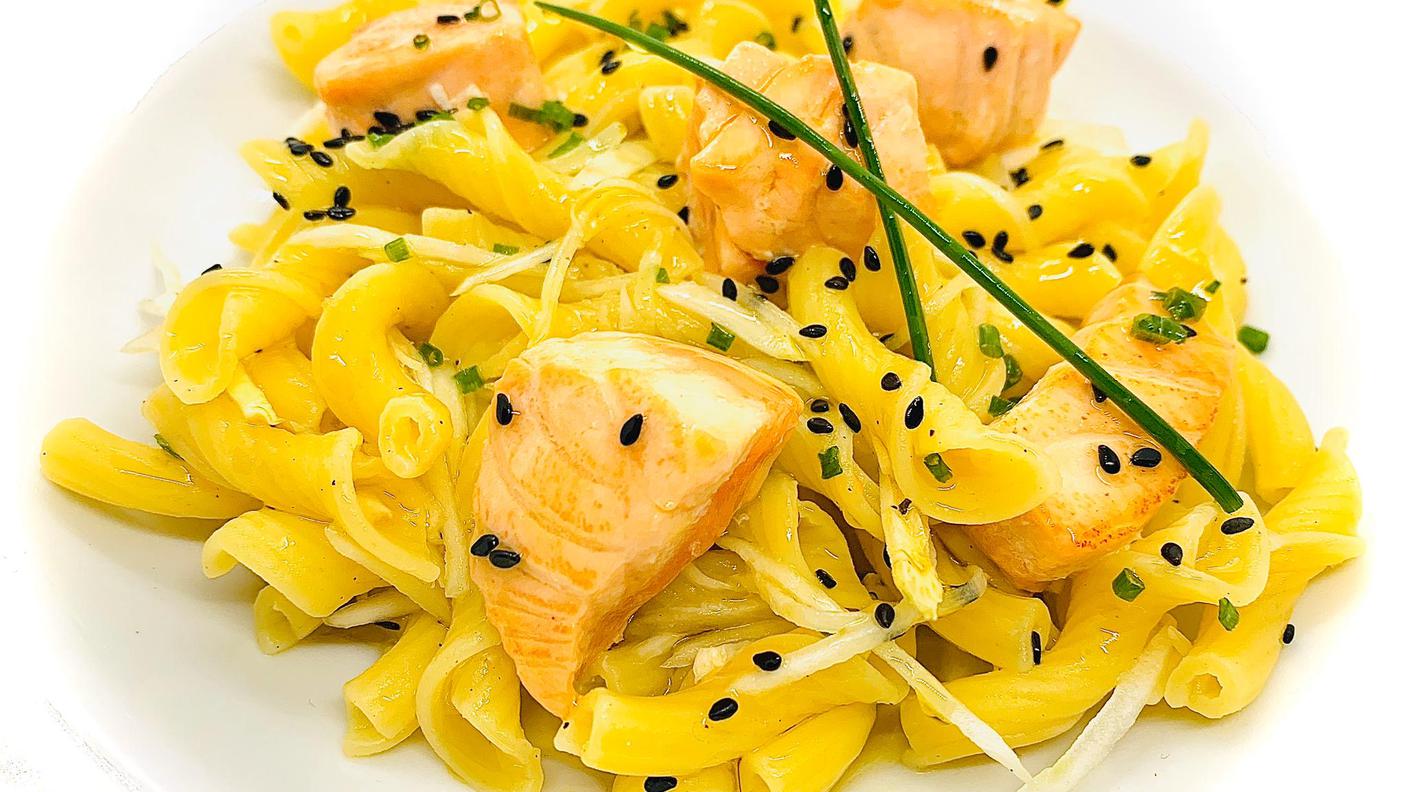 Insalata tiepida di pasta con salmone, finocchio e agrumi