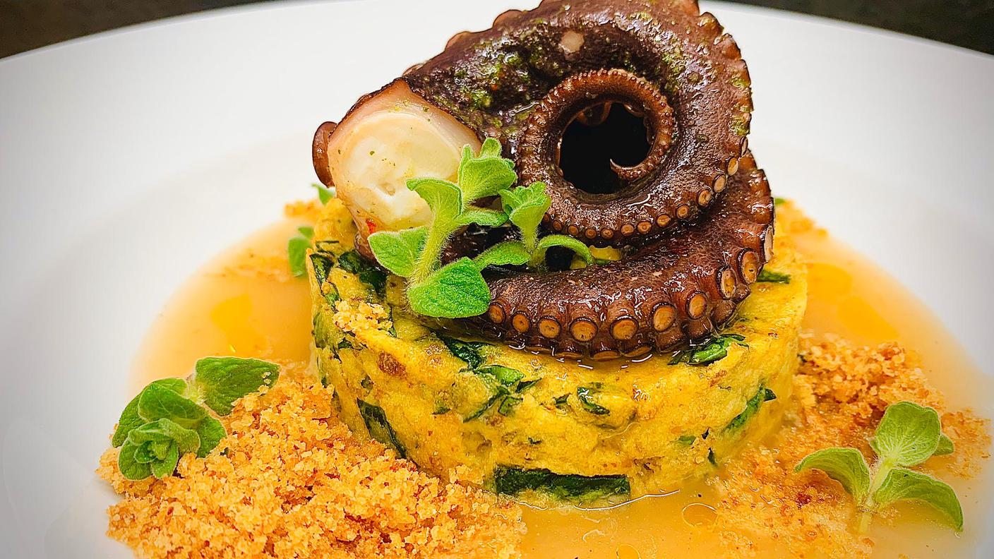 Polpo arrosto con la sua vellutata su medaglioni di spinaci e patate