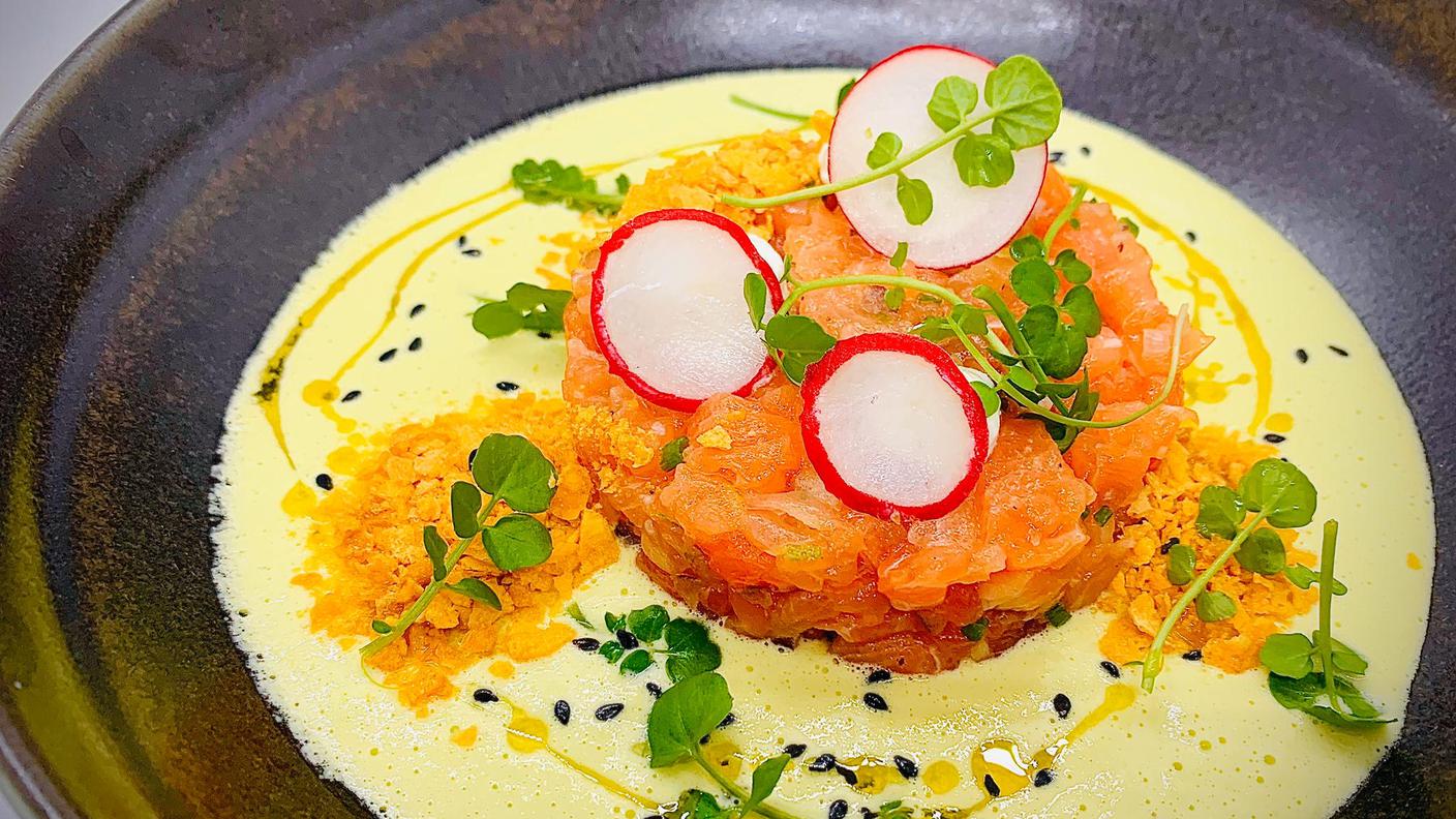 Tartare di trota su crema di sedano e mela verde