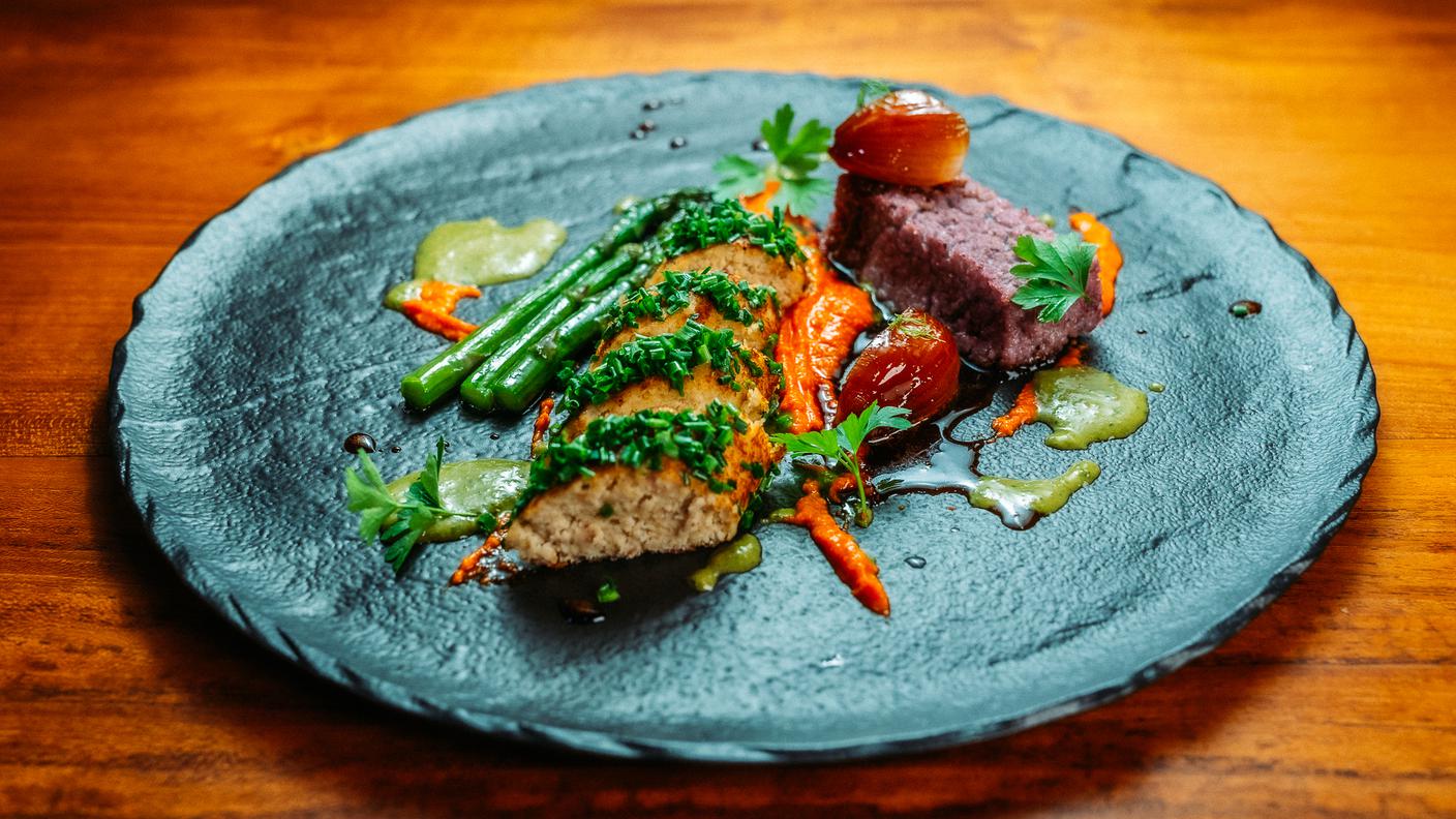 Roll di coniglio all’erba cipollina con polenta viola arrostita e colori di stagione