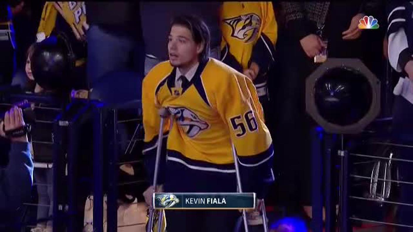 NHL, Kevin Fiala appare in tribuna dopo il grave infortunio (08.05.2017)