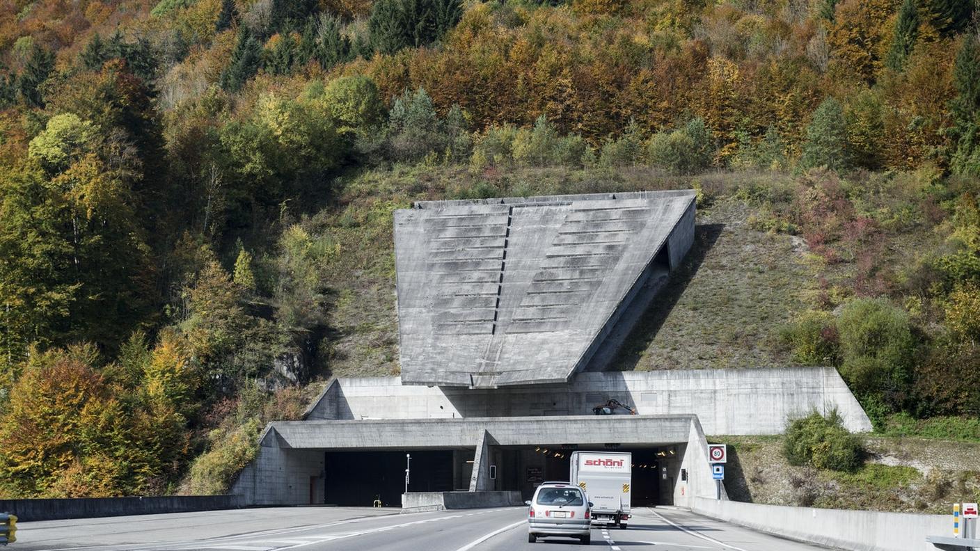 L'uomo è entrato nel tunnel dell'A16 con la sua carrozzina a motore elettrico