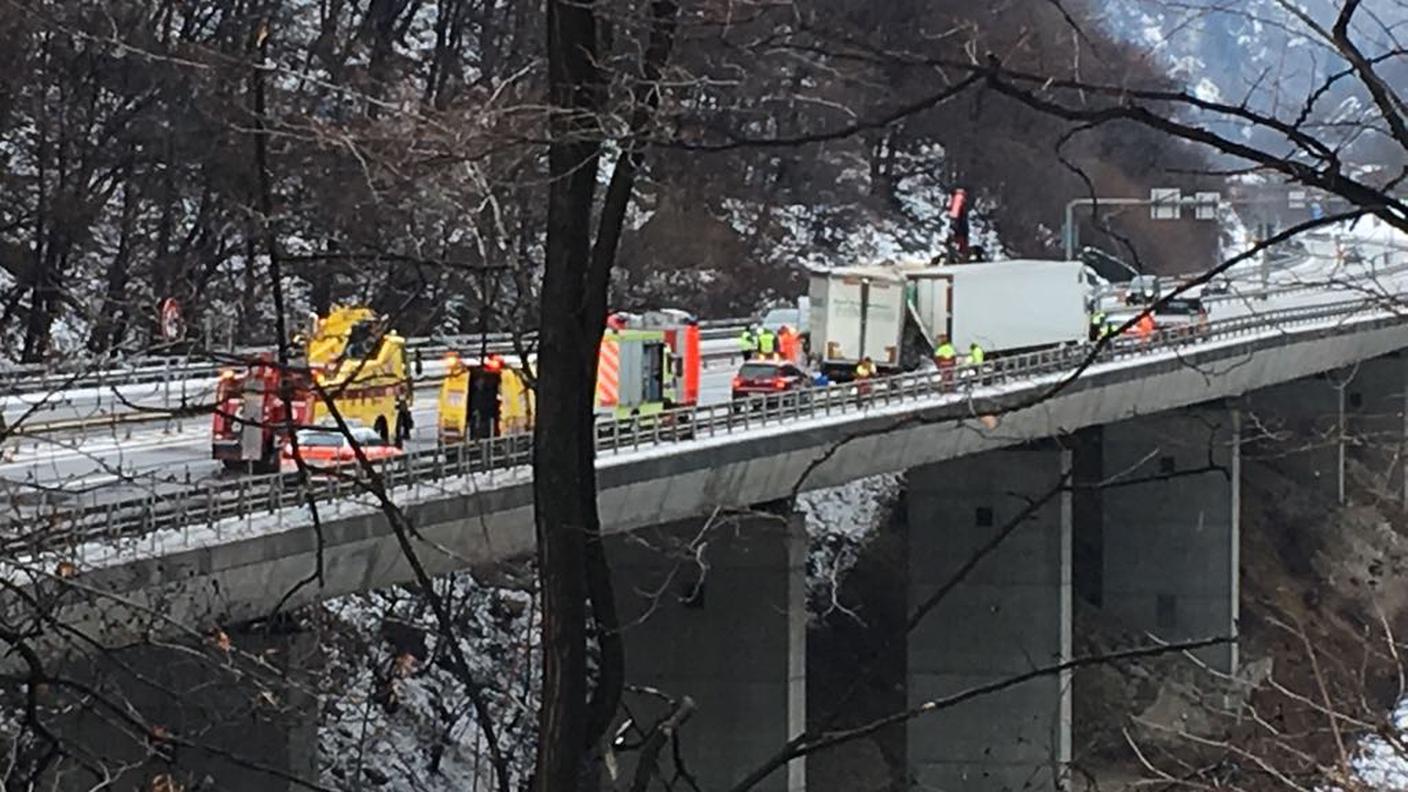 Per liberare il viadotto ci vorranno alcune ore