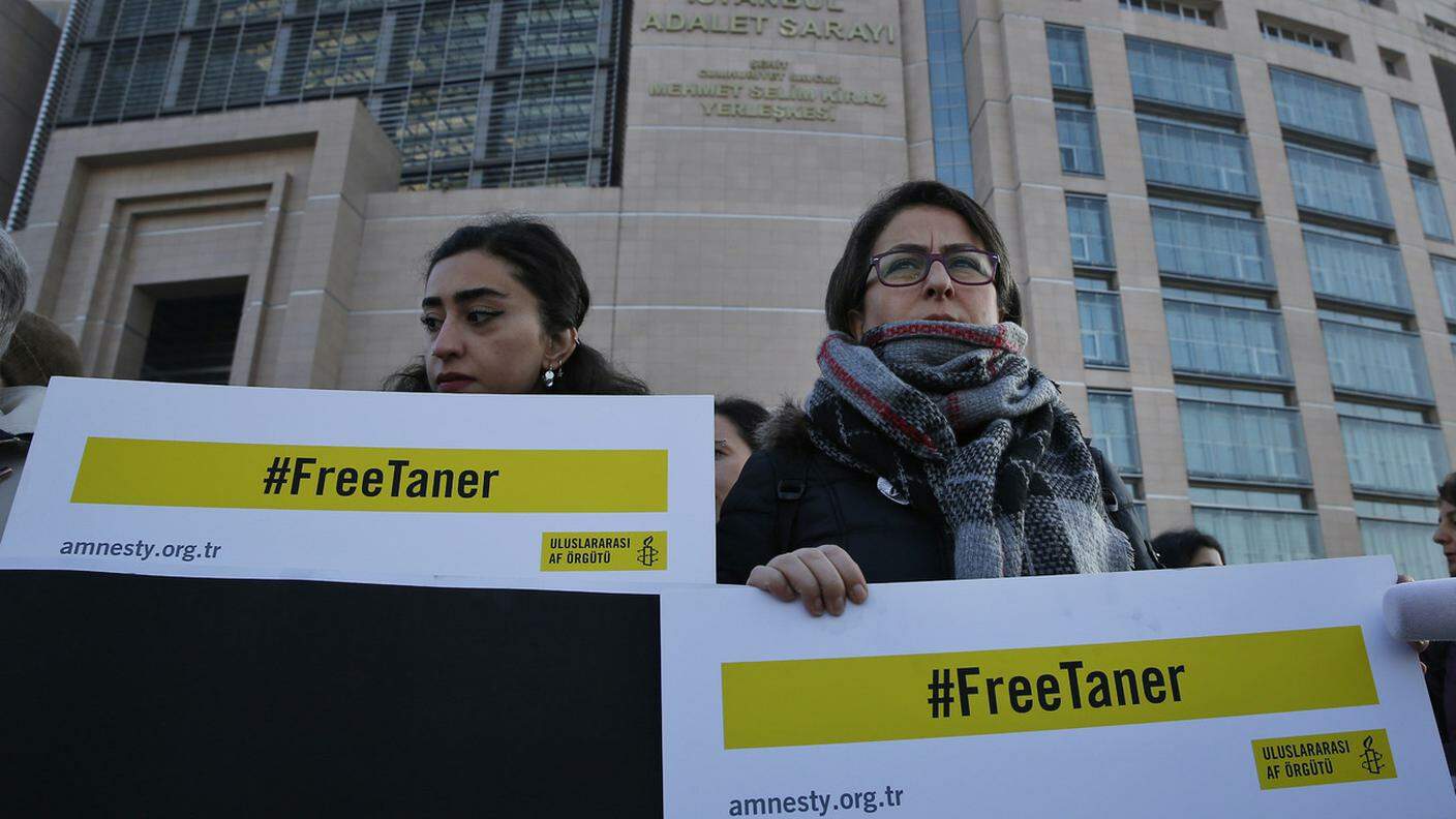 Una manifestazione a sostegno di Taner Kilic