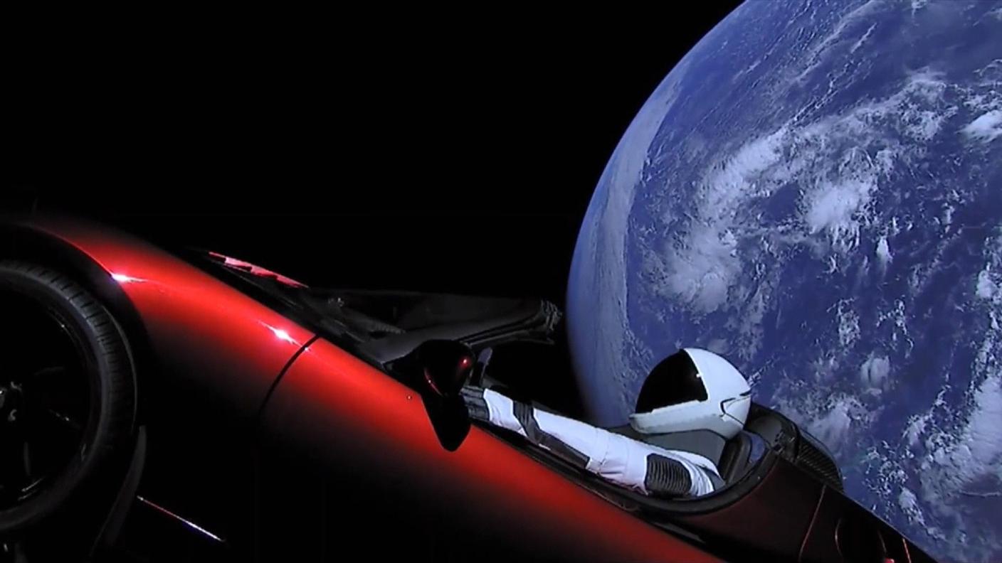 Starman al volante, nello specchietto la terra
