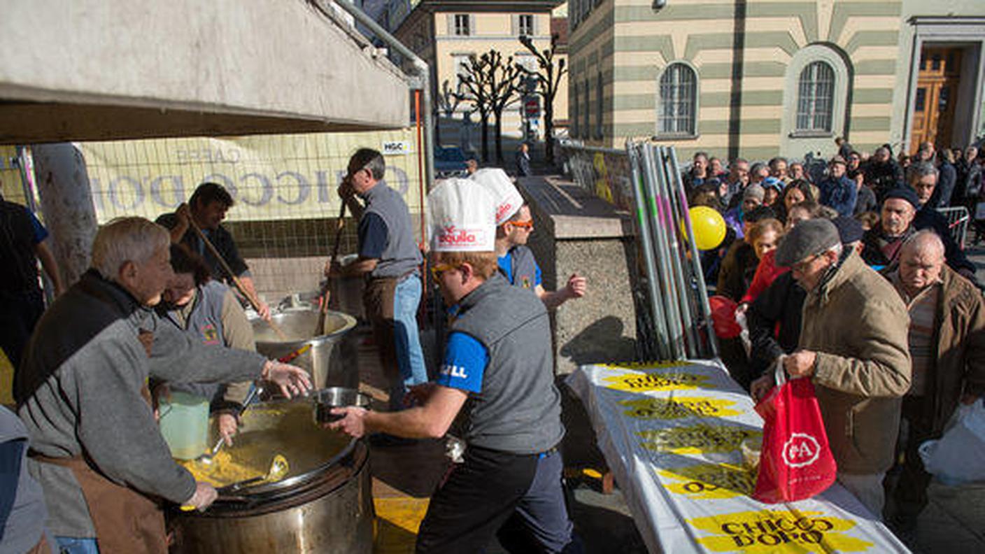 Molte le persone in attesa 