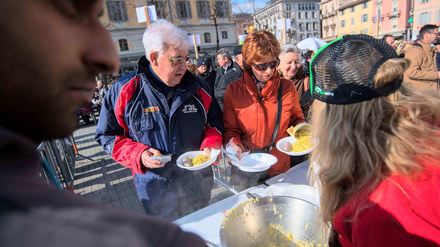 La bella giornata ha motivato tante persone a recarsi in centro a Lugano per la risottata